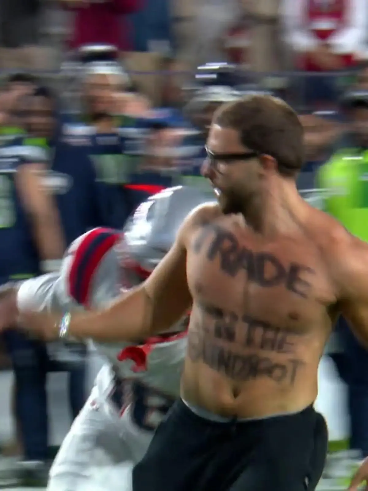 Bild zu: "Flitzer mit nacktem Oberkörper rennt über das Spielfeld"