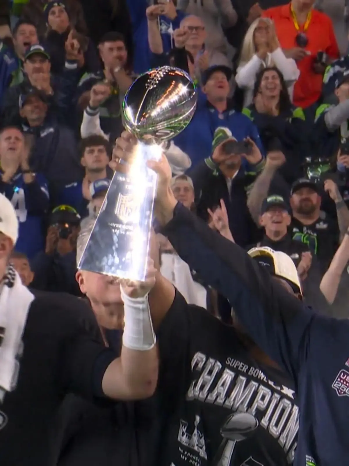 Bild zu: "MVP und Seahawks Headcoach feiern gemeinsam"