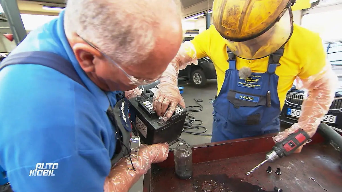 Kurzschluss-Gefahr: Was passiert da drin? Nicht nachmachen! Batterie-OP