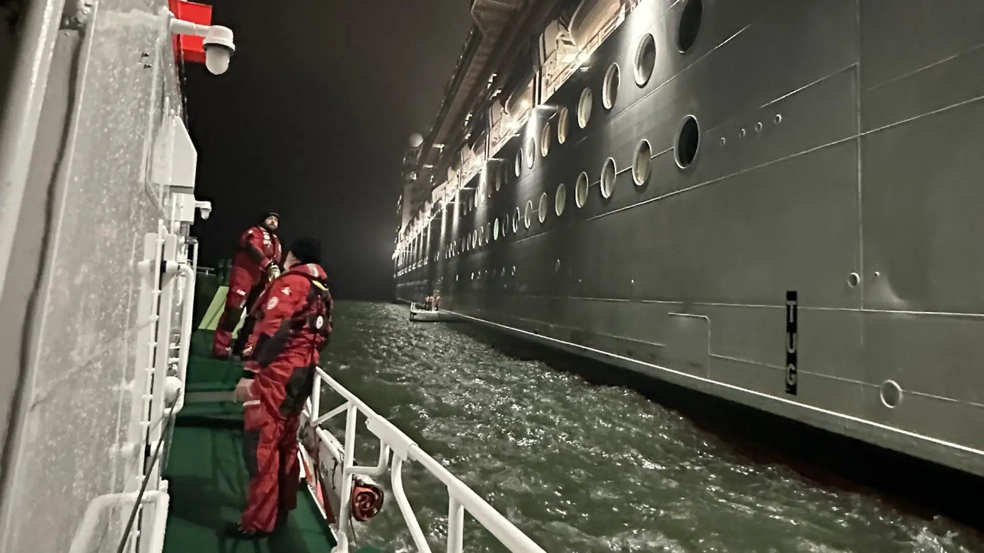 Das Schiff der Retter nähert sich dem 300 Meter langen Kreuzfahrtschiff „Poesia”.
