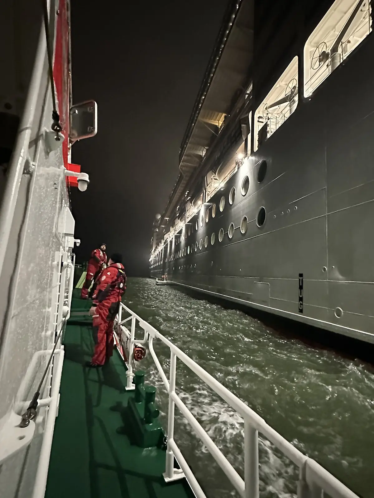 Das Schiff der Retter nähert sich dem 300 Meter langen Kreuzfahrtschiff „Poesia”. 