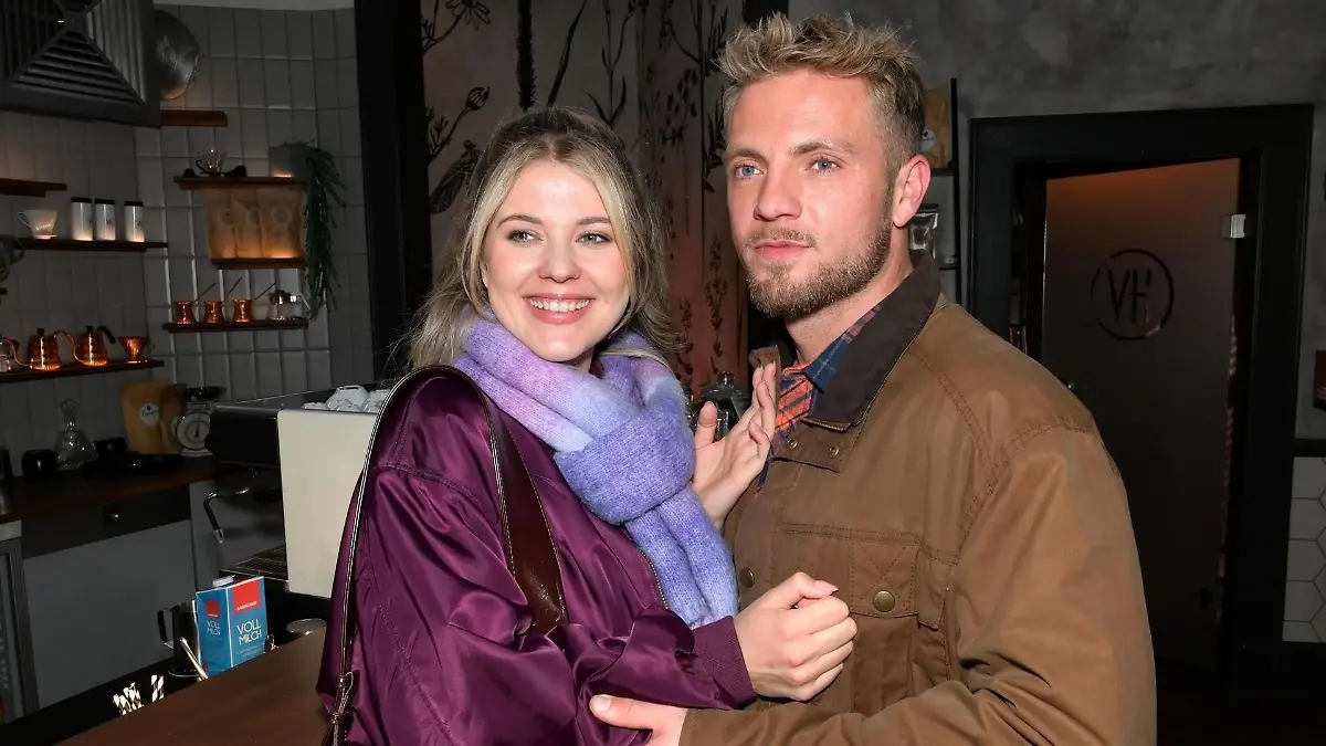 Paul hat eine Überraschung für Alicia. Wobei es sich wohl handelt? 