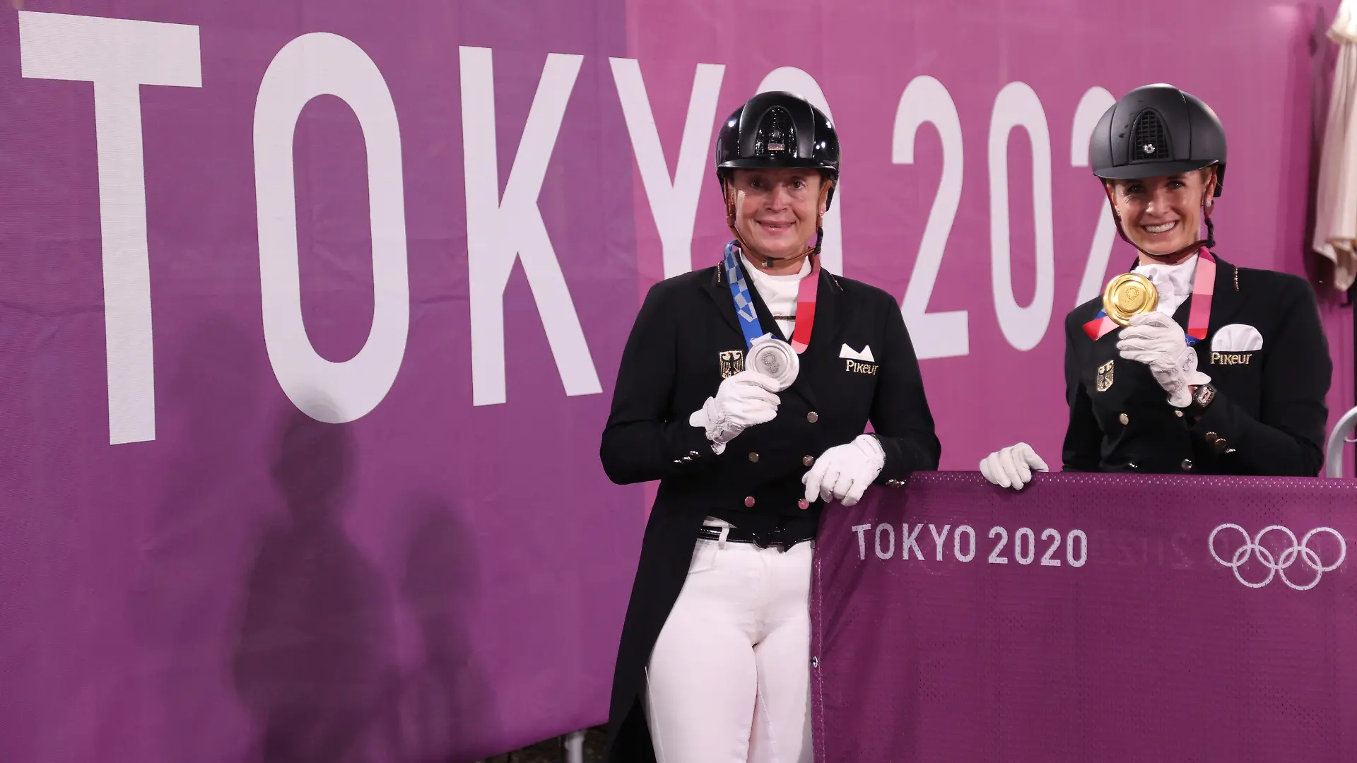 28.07.2021, Japan, Tokio: Pferdesport/Dressur: Olympia, Einzel, Finale im Equestrian Park. Isabell Werth (l) mit ihrer Silbermedaille und Jessica von Bredow-Werndl mit der Goldmedaille. Foto: Friso Gentsch/dpa +++ dpa-Bildfunk +++