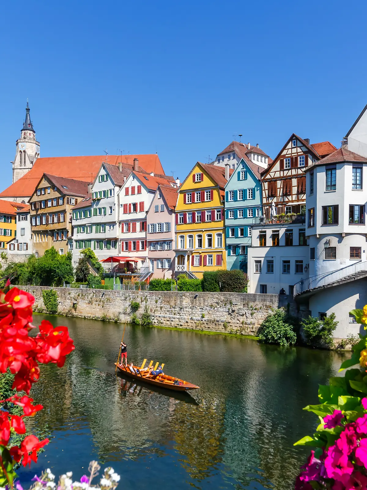 Die Neckarfront in Tübingen mit dem Hölderlinturm und einem typischen Stocherkahn