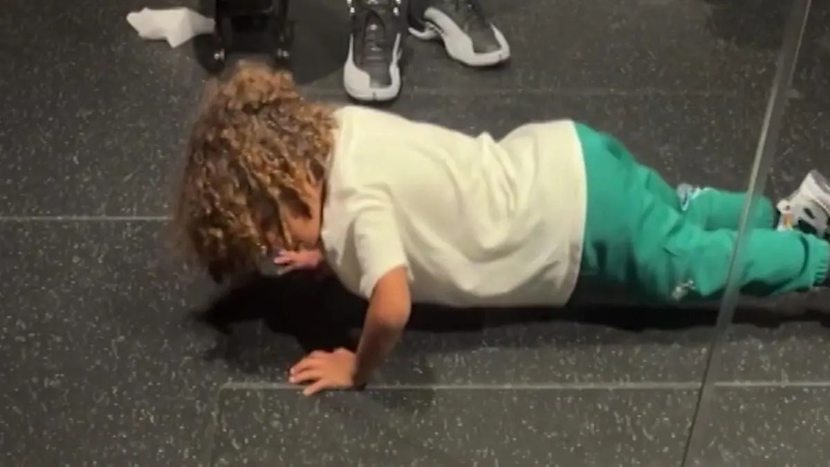 Mini-Muskelprotz! Sohn (4) von Superstar trainiert mitten in der Nacht Mit Jason Derulo im Fitnessstudio