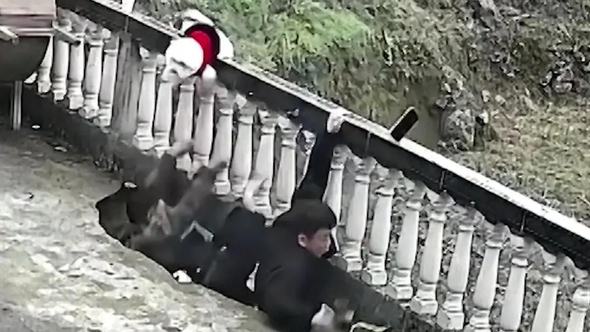 Balkon kracht plötzlich ein! Gruppe stürzt in die Tiefe Schock-Moment im Hinterhof