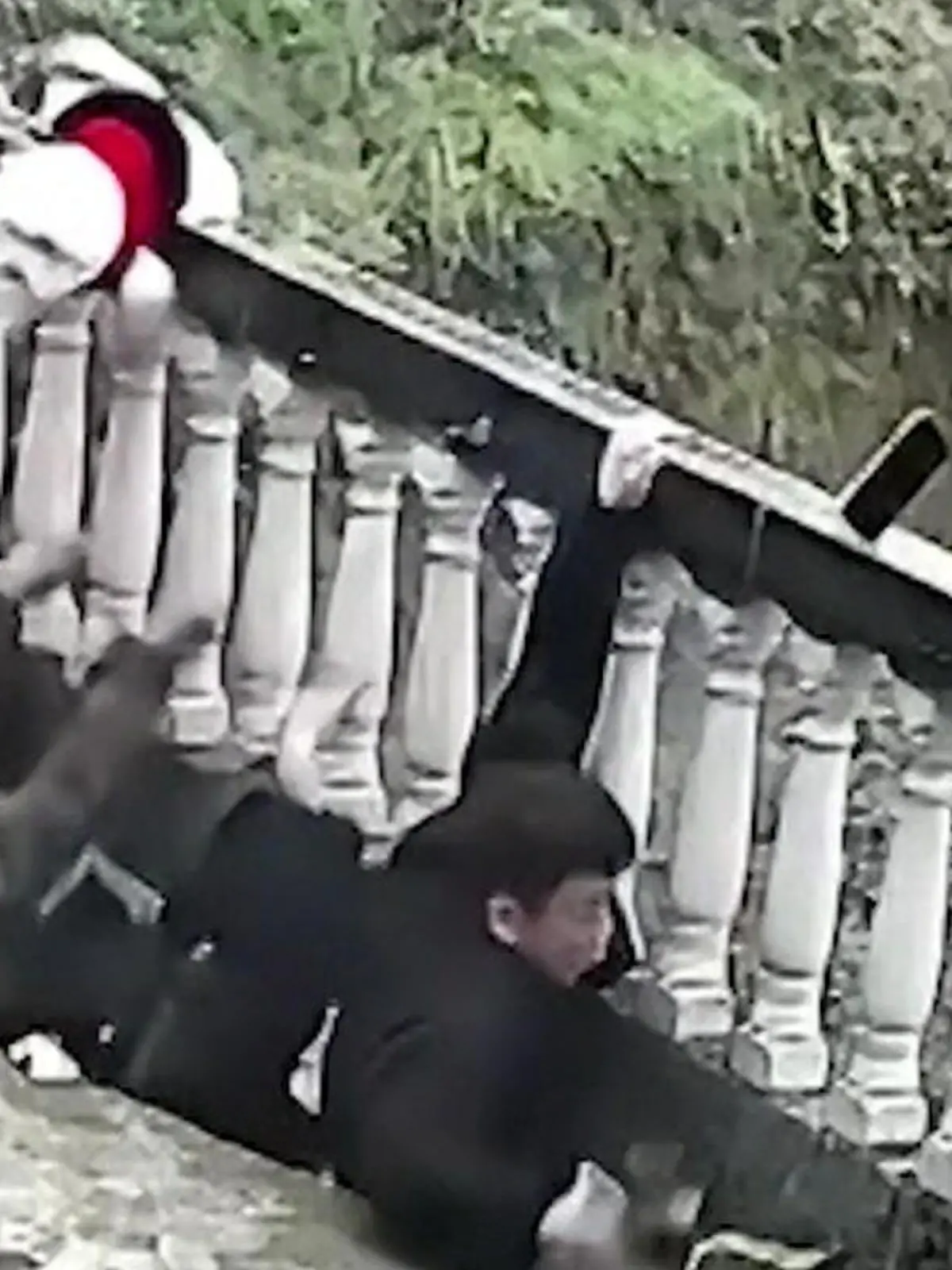 Bild zu: "Balkon kracht plötzlich ein! Gruppe stürzt in die Tiefe"