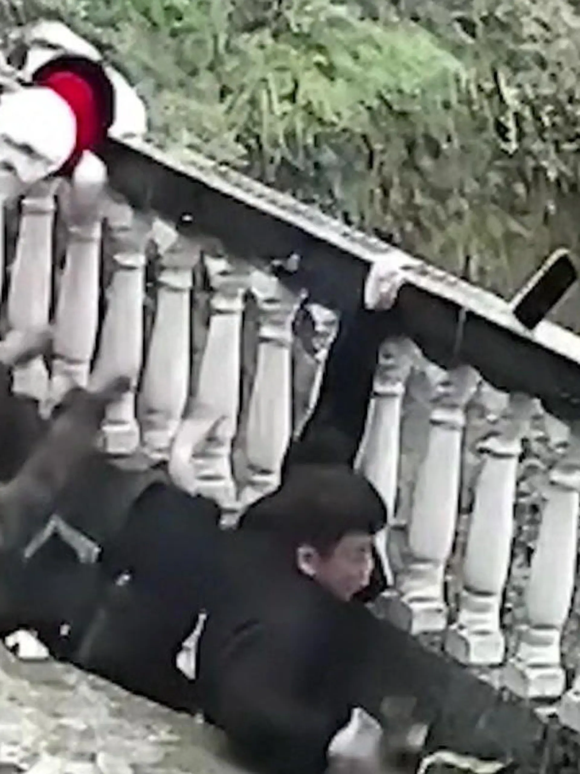 Bild zu: "Balkon kracht plötzlich ein! Gruppe stürzt in die Tiefe"