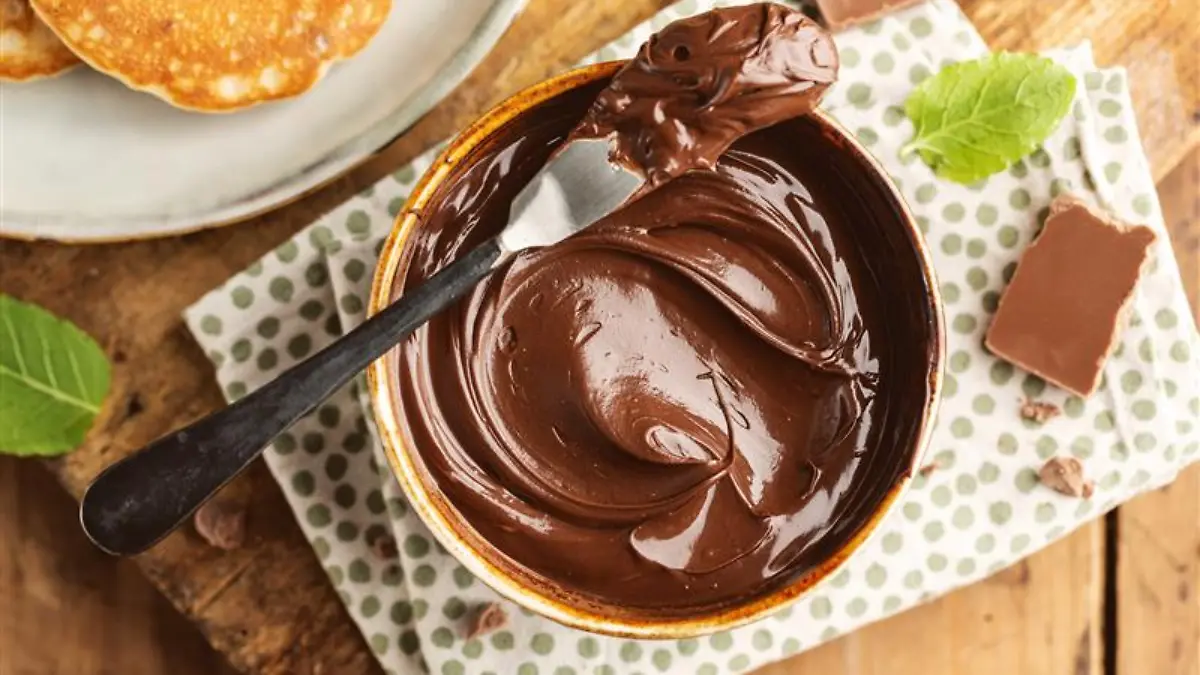 Nuss-Nougat-Creme in einer Schüssel.