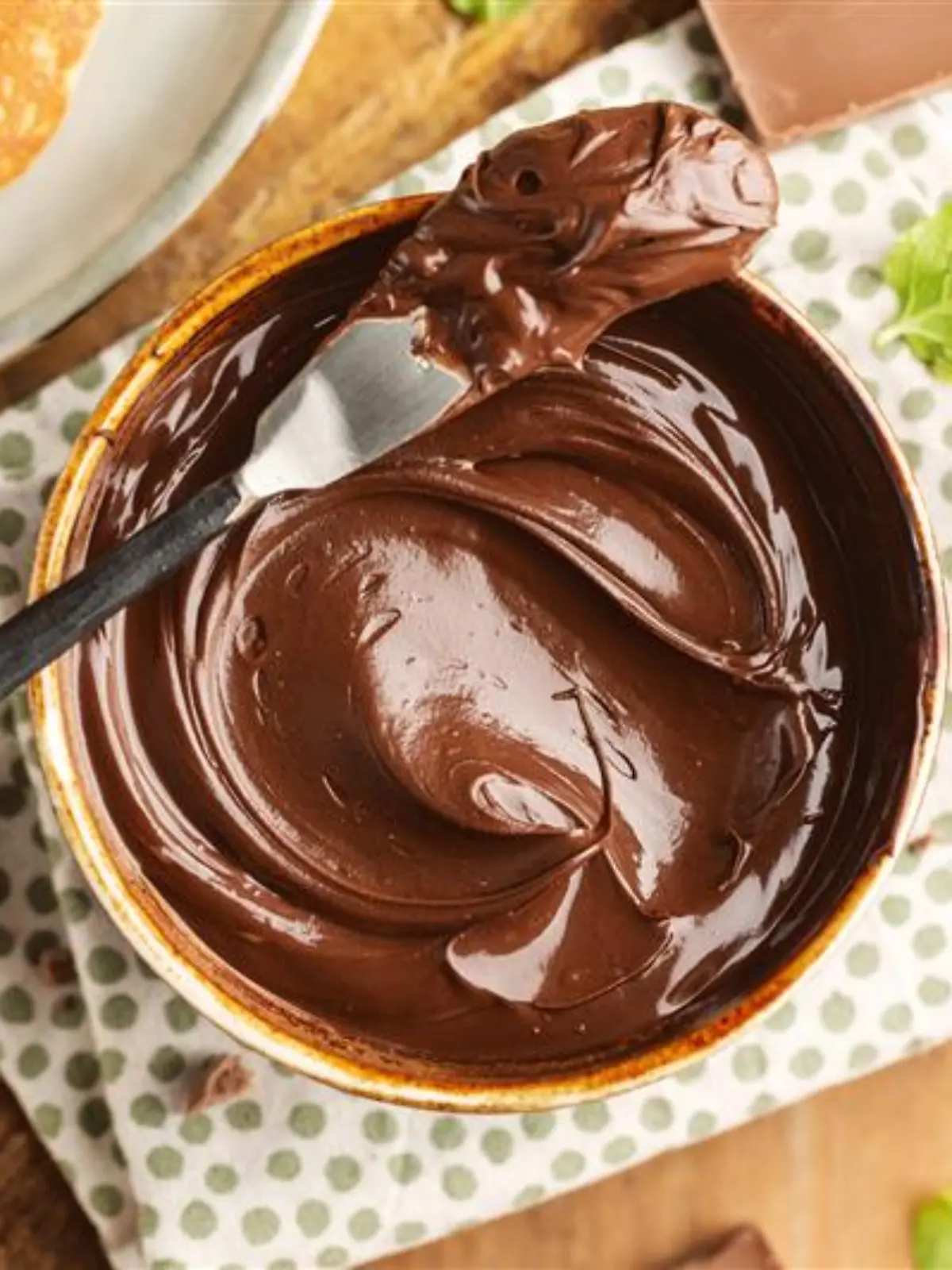 Nuss-Nougat-Creme in einer Schüssel.