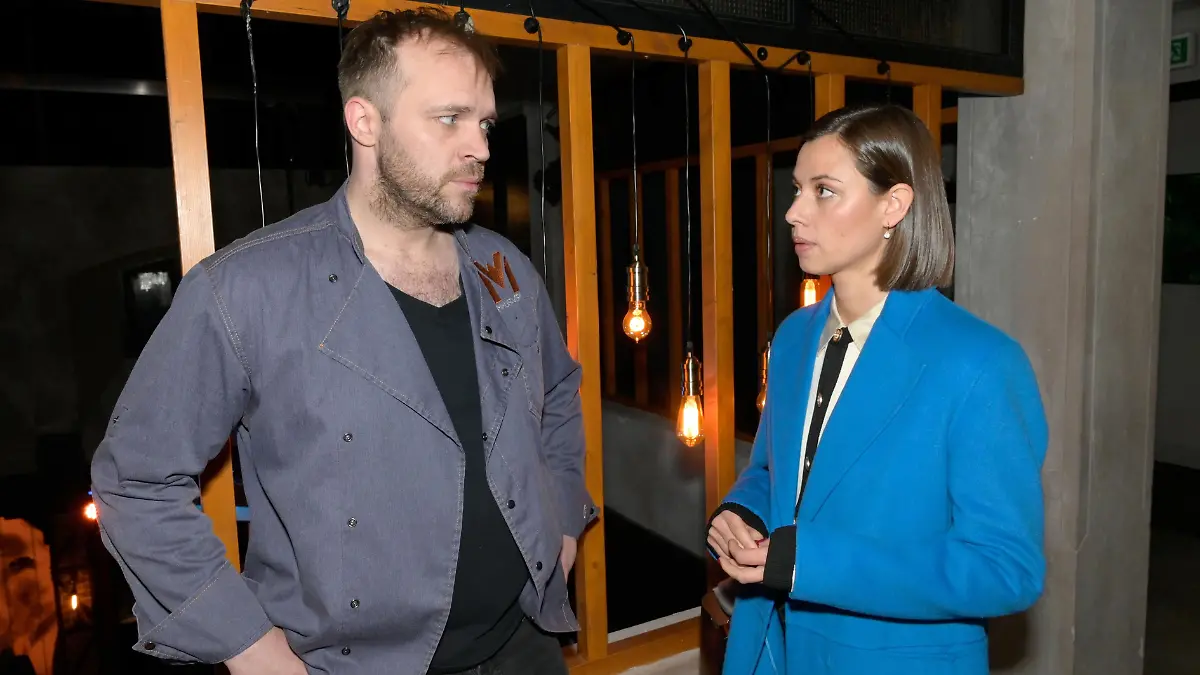 In der Öffentlichkeit müssen Erik und Matilda auf Abstand gehen. Wie lange kann Matilda das noch aushalten? 