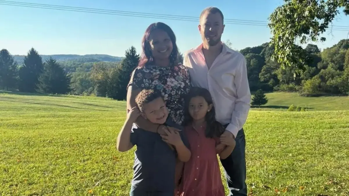 Andrew Strand mit seiner Frau Jaymie und seinen Kindern