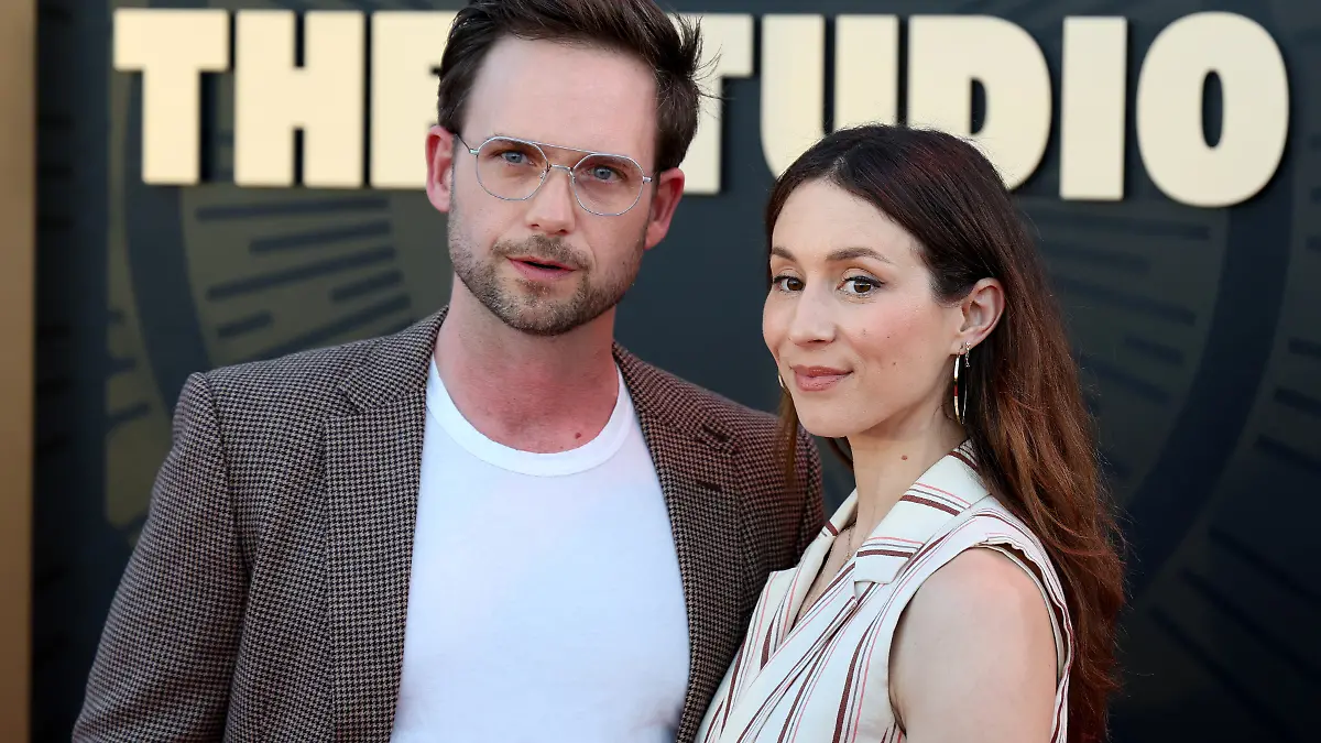 Troian Bellisario und Ehemann Patrick J. Adams haben drei Kinder.