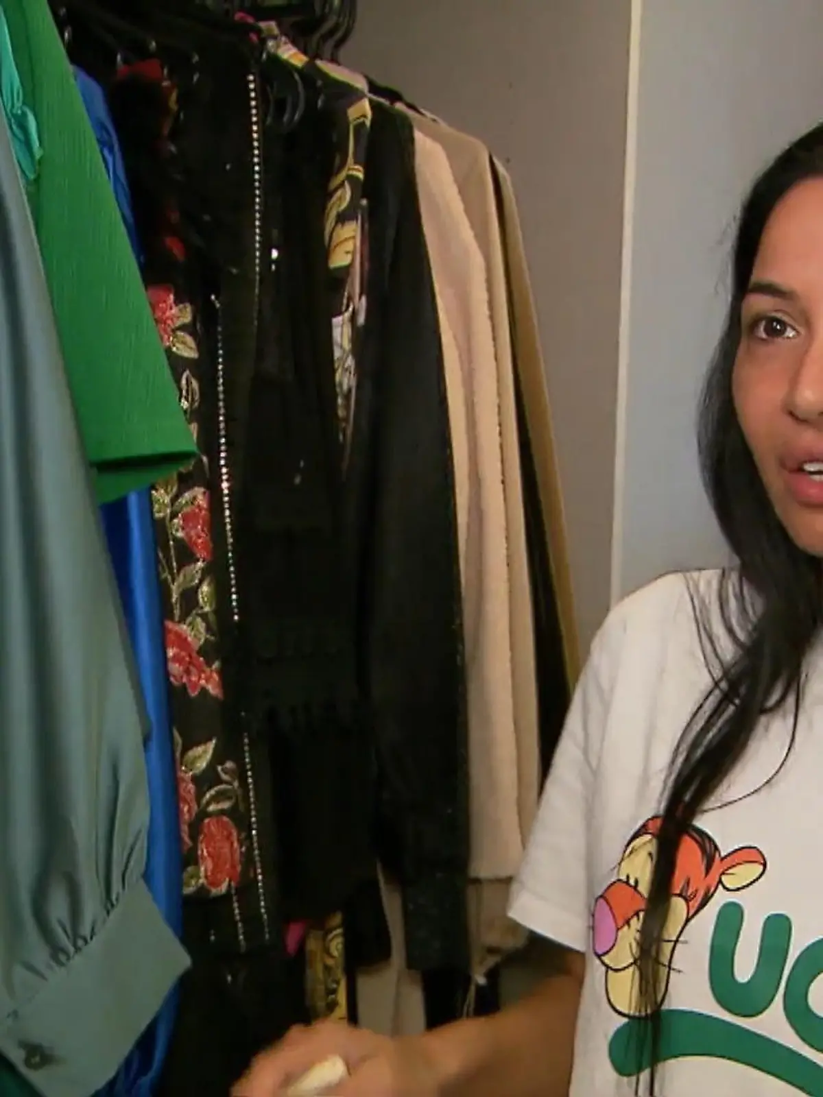 Bild zu: "Selina schaut gerne in den Spiegel"