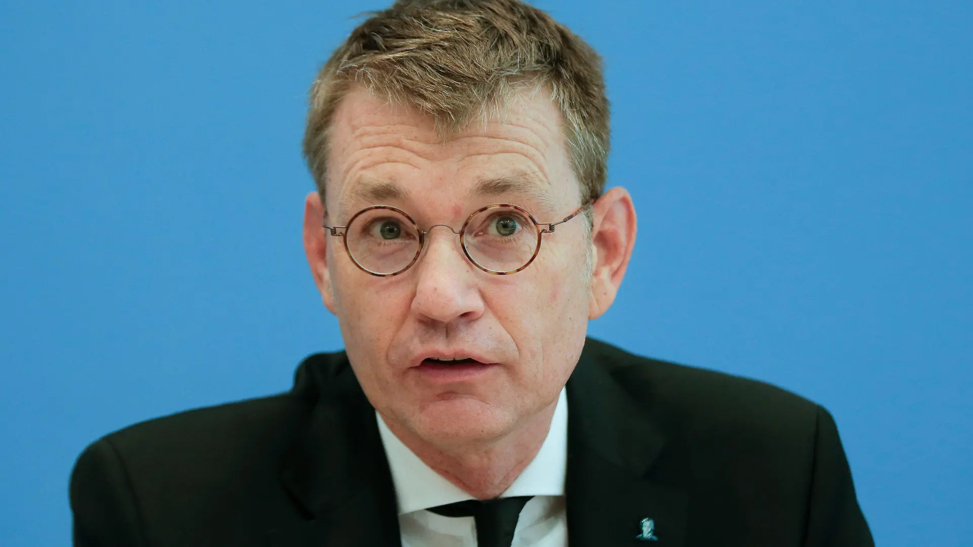 ARCHIV - 09.10.2020, Berlin: Jürgen Graf, Ärztlicher Direktor und Vorstandsvorsitzender des Universitätsklinikums Frankfurt, nimmt an einer Pressekonferenz über die steigende Zahl der COVID-19-Patienten in den deutschen Großstädten teil (zu dpa: «Klinik-Chef erwartet mehr Infizierte aber weniger schwere Fälle») Foto: Markus Schreiber/AP POOL/dpa +++ dpa-Bildfunk +++
