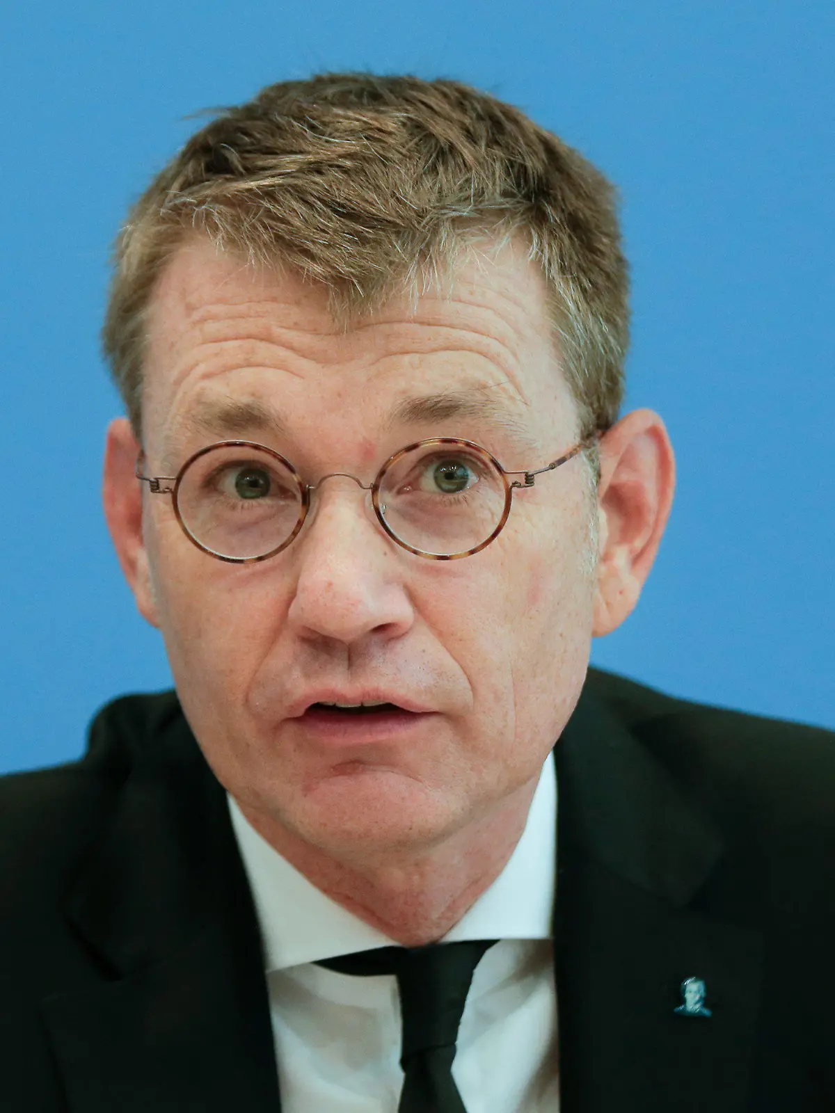 ARCHIV - 09.10.2020, Berlin: Jürgen Graf, Ärztlicher Direktor und Vorstandsvorsitzender des Universitätsklinikums Frankfurt, nimmt an einer Pressekonferenz über die steigende Zahl der COVID-19-Patienten in den deutschen Großstädten teil (zu dpa: «Klinik-Chef erwartet mehr Infizierte aber weniger schwere Fälle») Foto: Markus Schreiber/AP POOL/dpa +++ dpa-Bildfunk +++