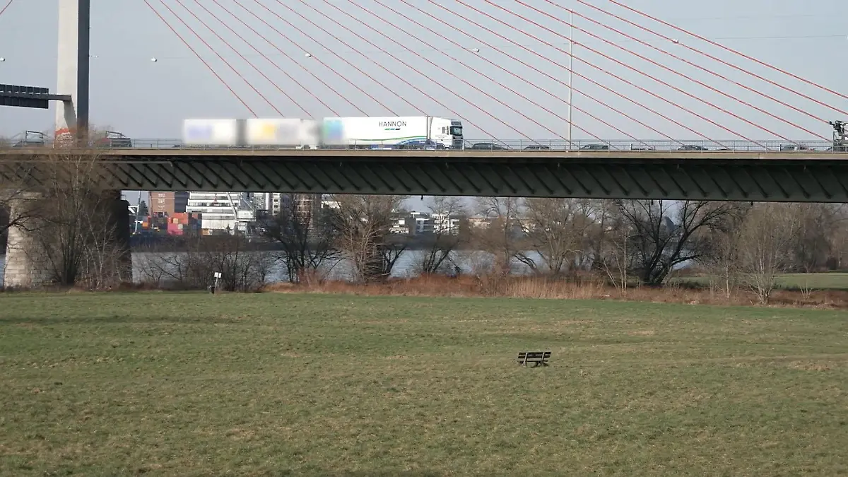 Nordbrücke in Bonn für Laster teilweise gesperrt Umweg wegen Bröckelbrücke