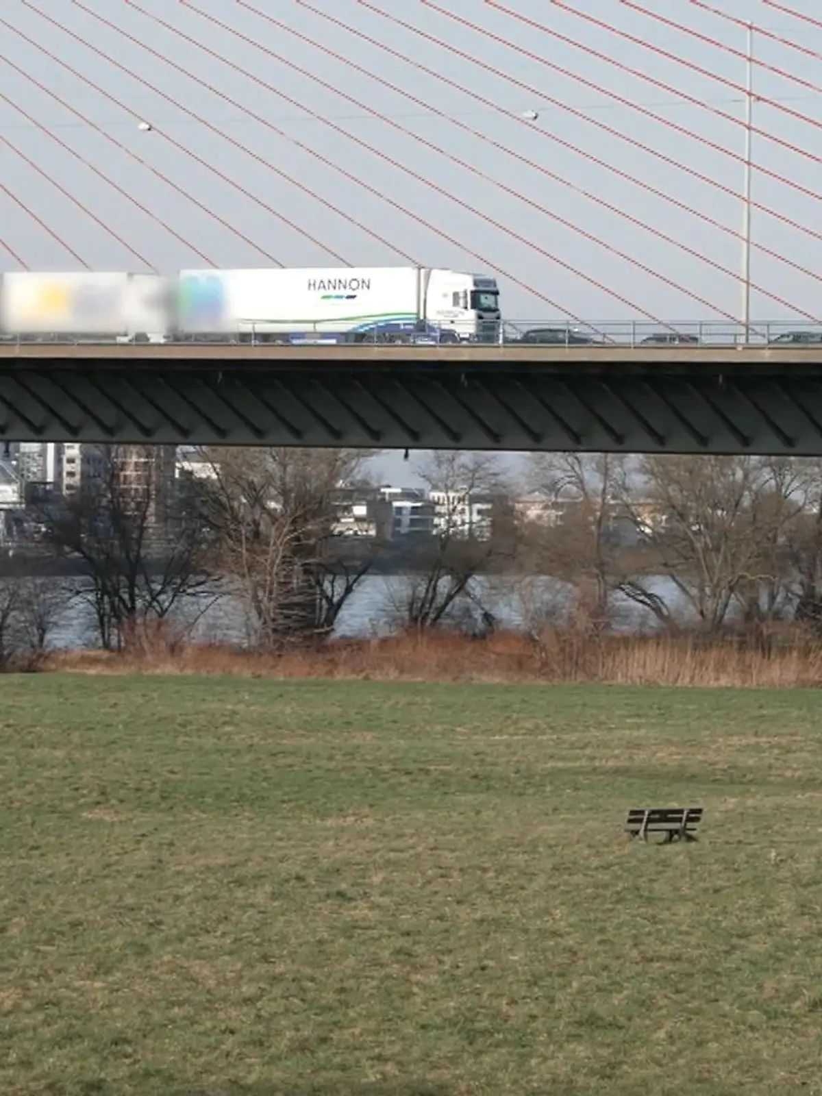 Bild zu: "Nordbrücke in Bonn für Laster teilweise gesperrt"