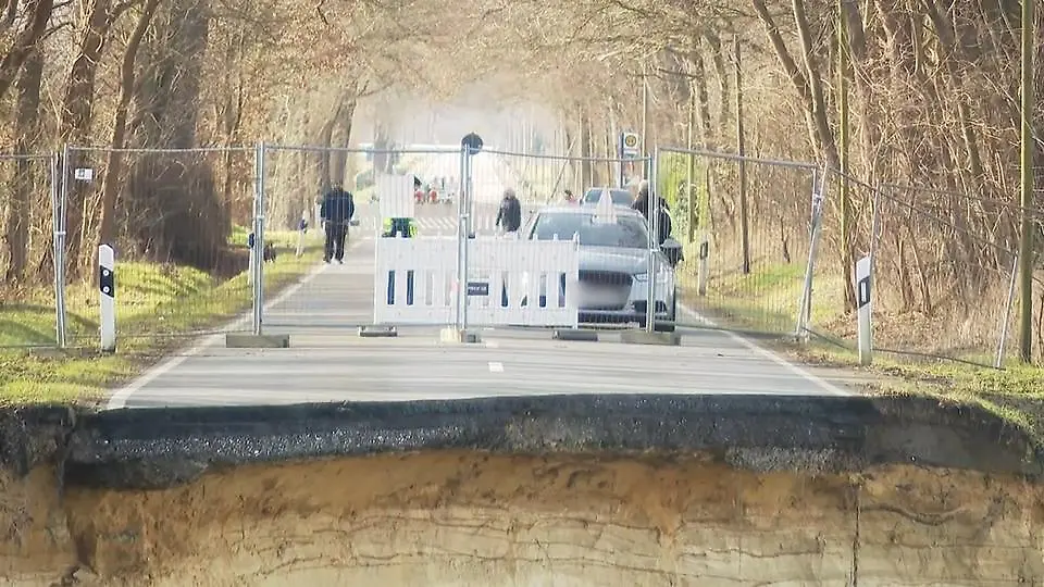 Stra-e-bei-Coesfeld-in-Quarzgrube-abgesackt-80-Meter-Fahrbahn-sind-futsch