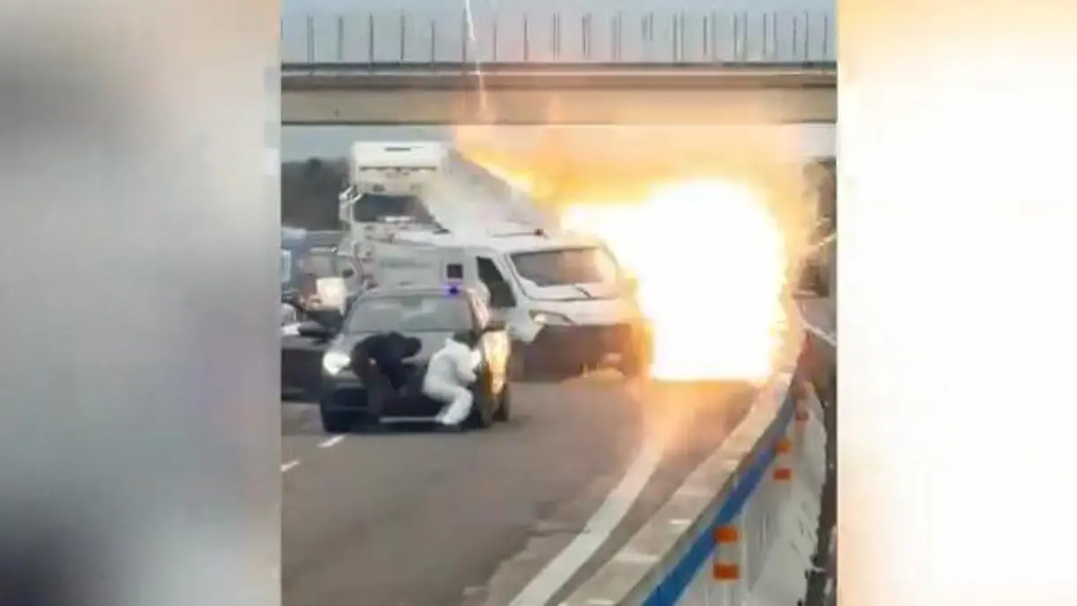 Skrupelloser Überfall! Geldtransporter-Sprengung auf der Autobahn Täter auf der Flucht