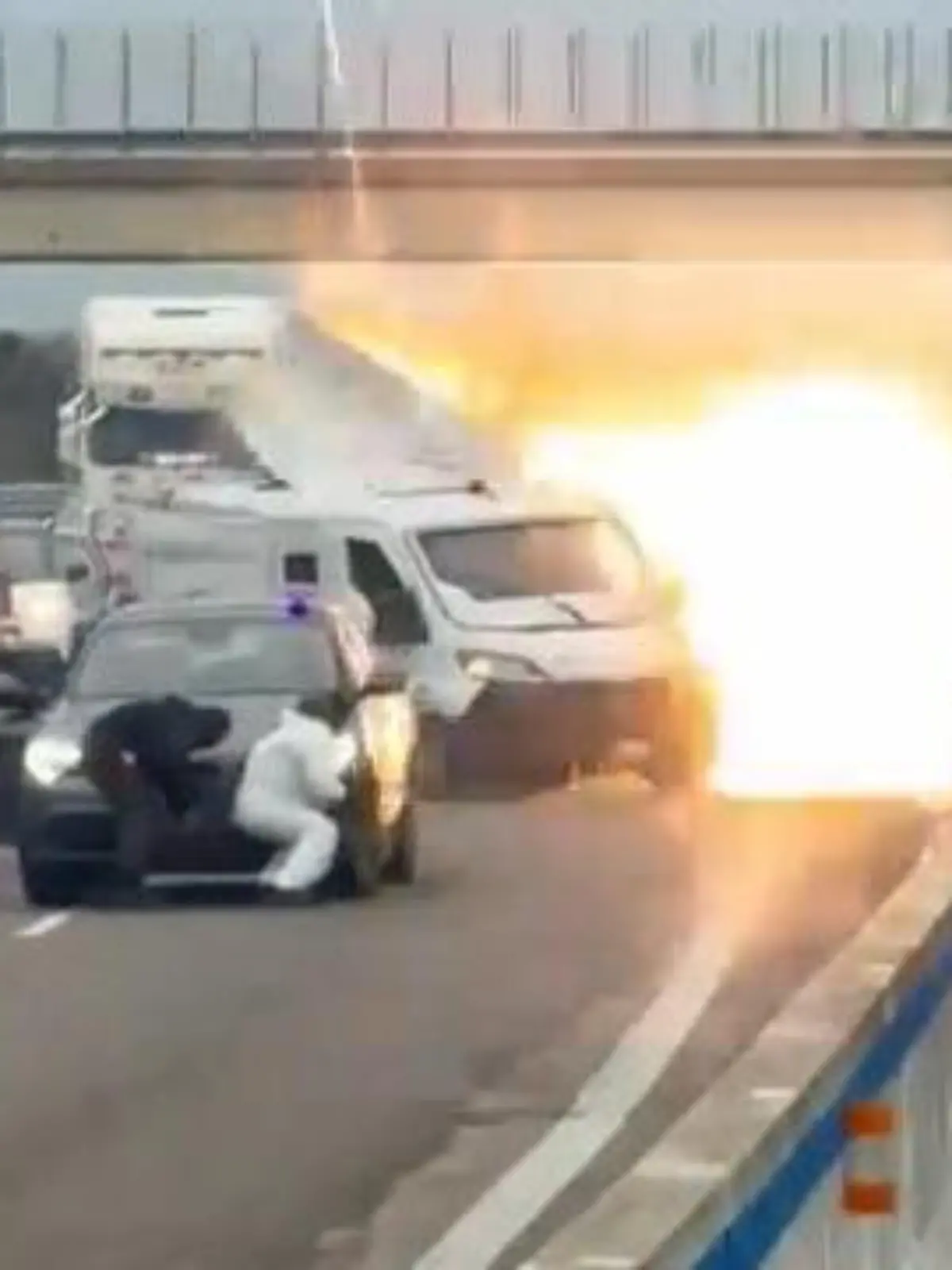 Bild zu: "Skrupelloser Überfall! Geldtransporter-Sprengung auf der Autobahn"