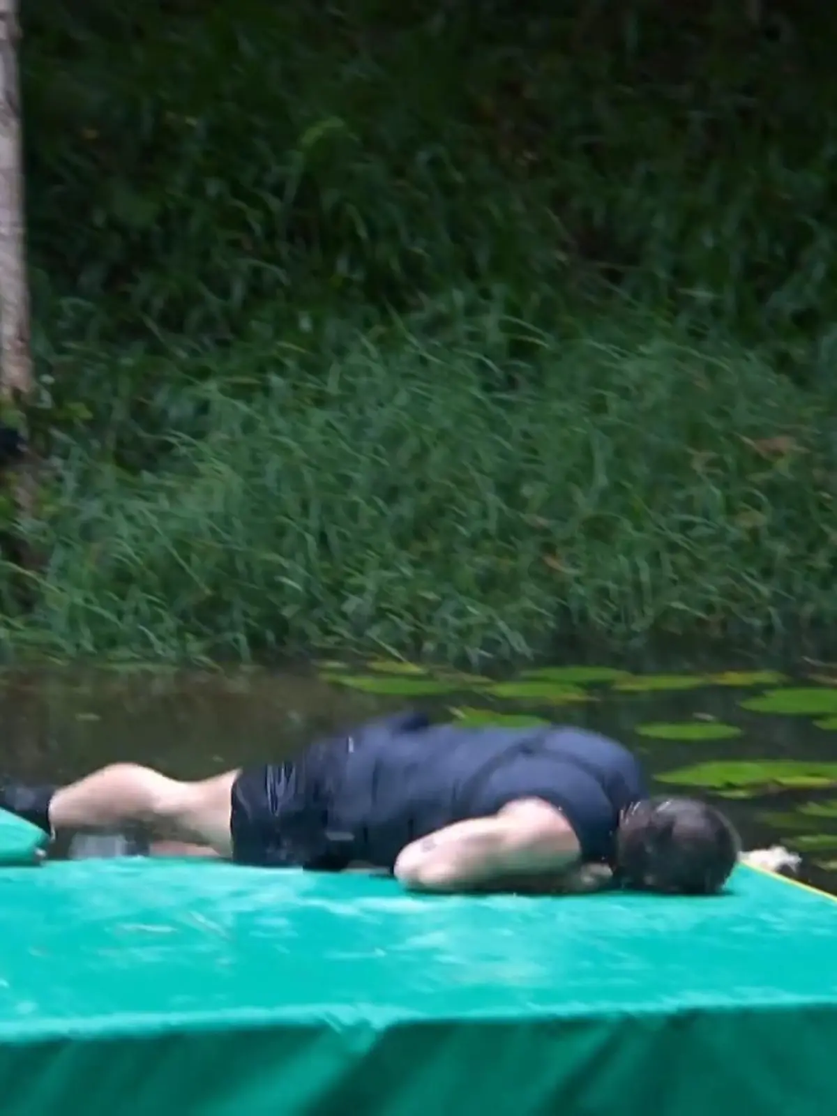 Bild zu: "Vollständiges Video! Hier seht ihr Gil Ofarims Sturz in voller Länge"