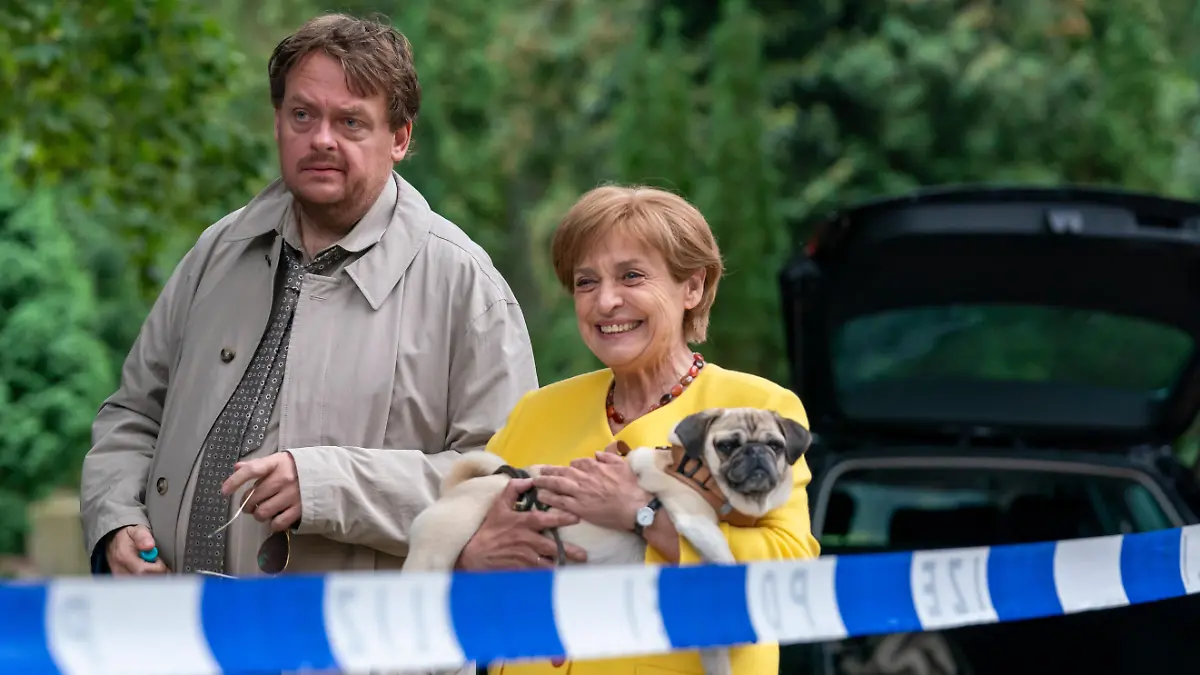 Angela (Katharina Thalbach) und Mops ‘Helmut’ mit Kommissar Hannemann (Sascha Nathan) am Tatort.