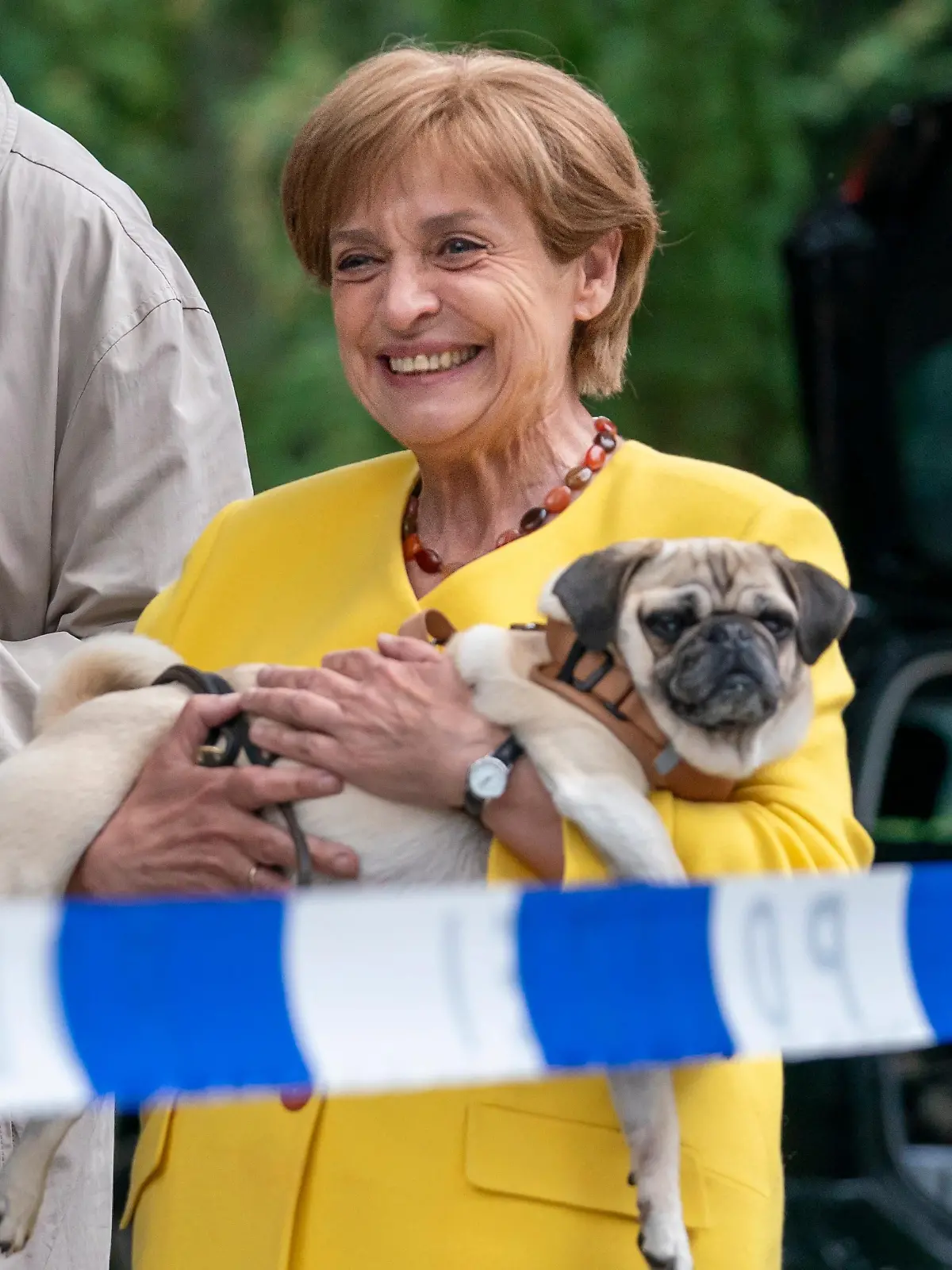 Angela (Katharina Thalbach) und Mops ‘Helmut’ mit Kommissar Hannemann (Sascha Nathan) am Tatort.
