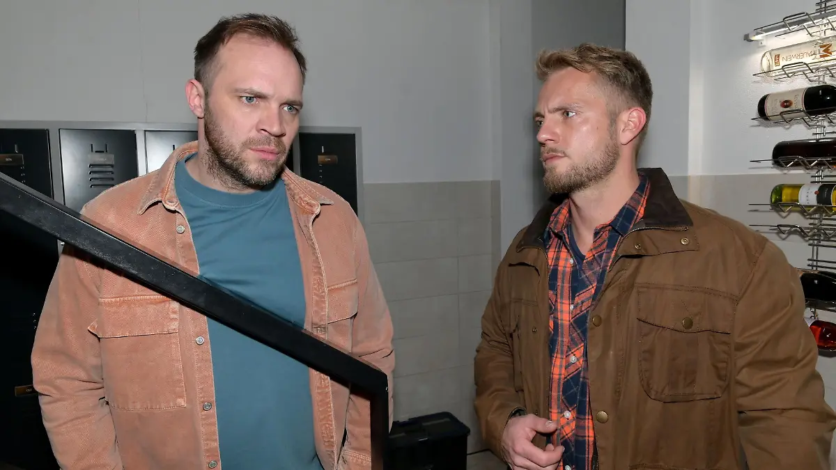 Paul (Niklas Osterloh, r.) merkt, dass sich Erik (Patrick Heinrich) weder für Toni noch für Matilda entscheiden kann.