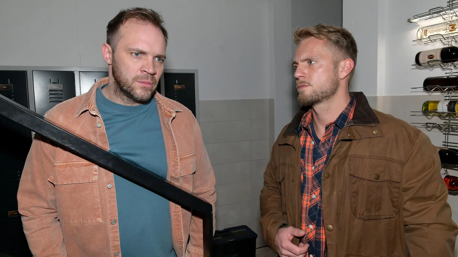 Paul (Niklas Osterloh, r.) merkt, dass sich Erik (Patrick Heinrich) weder für Toni noch für Matilda entscheiden kann.