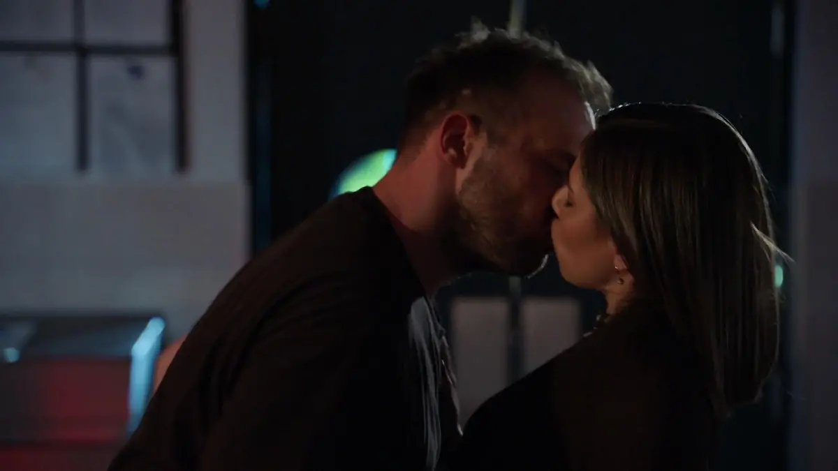 Erik (Patrich Heinrich) lässt eine gefährliche Nähe zu Matilda (Anna-Katharina Fecher) zu und beide haben Sex.