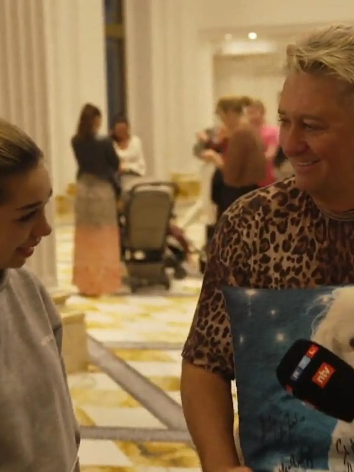 Bild zu: "Eklig oder süß? Dieses Dschungel-Mitbringsel will sich Hubert Fella aufs Sofa legen"