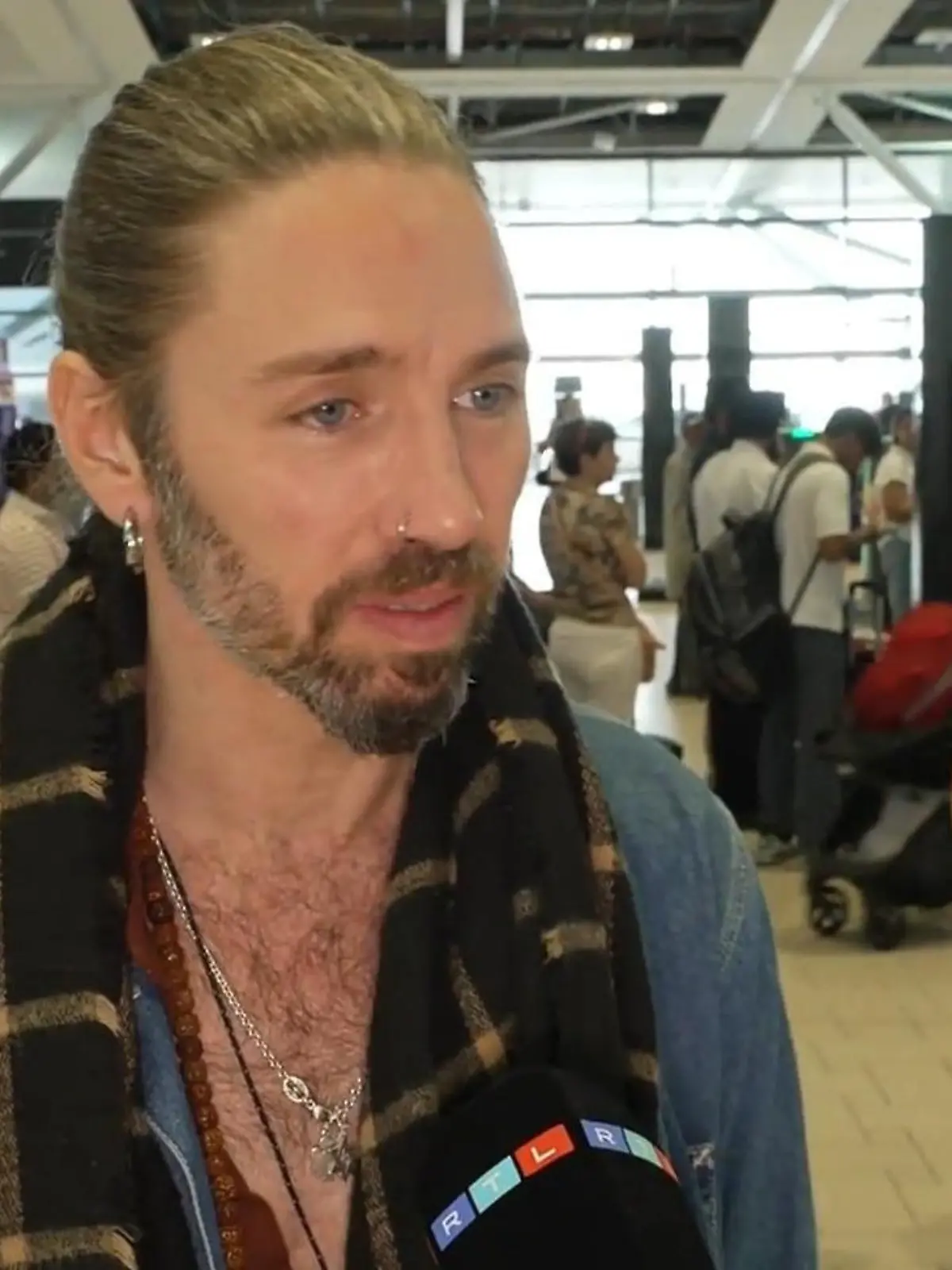 Bild zu: "Hotelmitarbeiter spricht zum ersten Mal! DAS hält er von Gils Dschungelcamp-Auftritt"