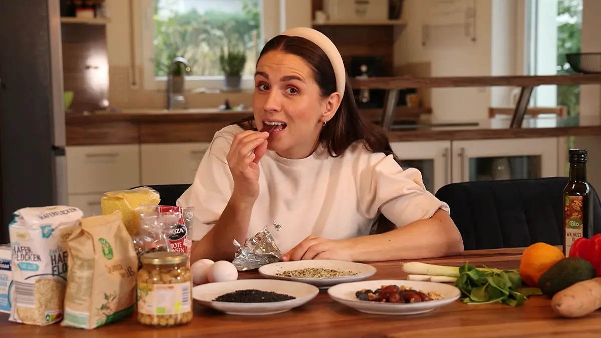 Was ihr während Periode, Lutealphase und Co. essen solltet Ernährung auf den Zyklus abstimmen