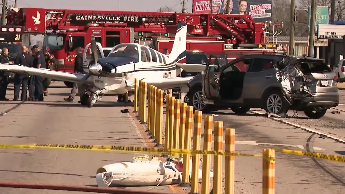 Kleinflugzeug kracht in Autos – dramatische Notlandung auf Hauptstraße! Augenzeuge filmt Horrorflug