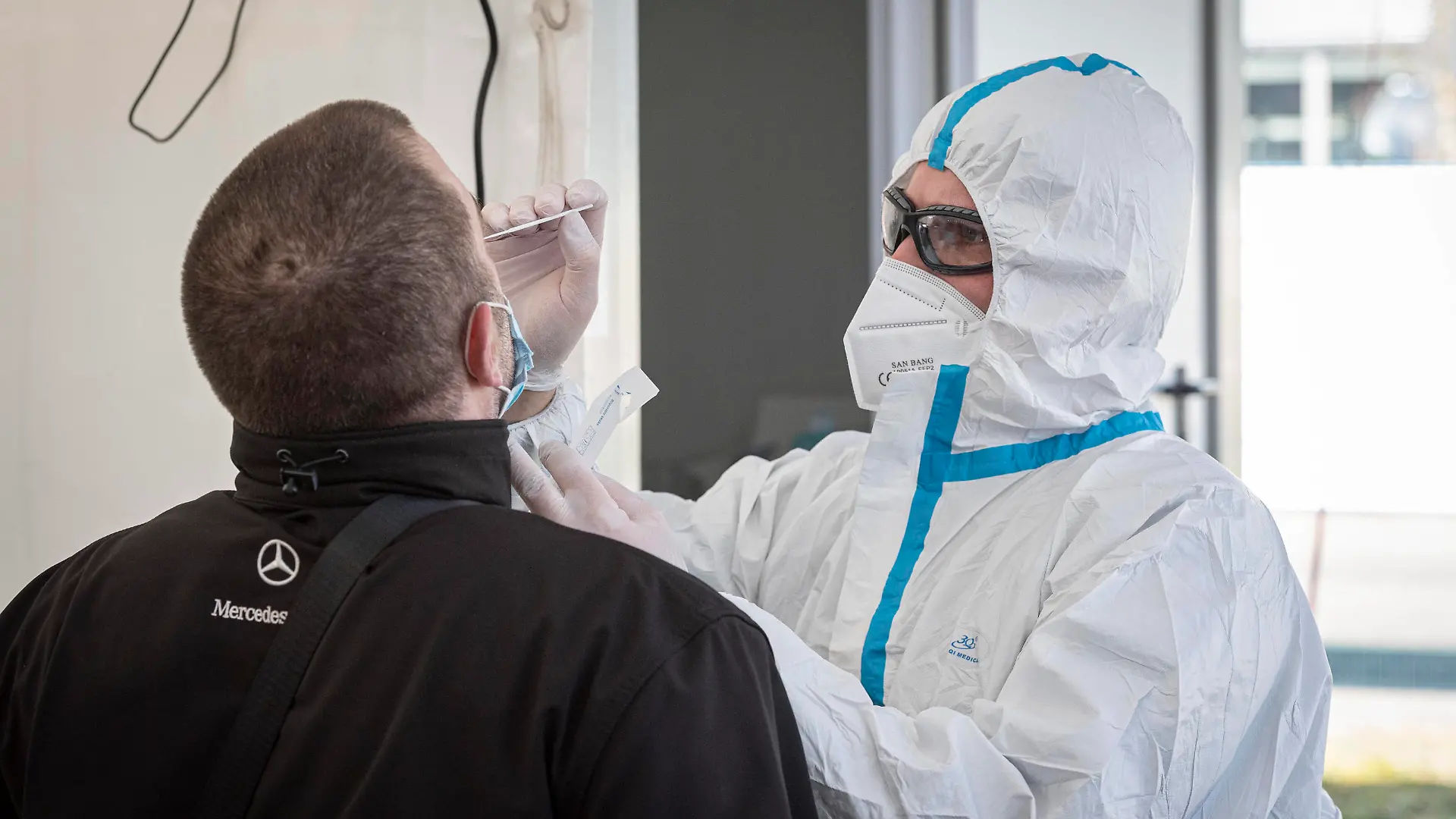  Das deutsch-französiche Corona Testzentrum hat am Dienstag 02.03.2021 an der Goldenen Bremm in Saarbrücken direkt an der Grenze zu Frankreich seinen Betrieb aufgenommen. Auf rund 1500 Quadratmetern Grundfläche können in zwei Testlinien ca. 120 Corona Antigen Schnelltest s pro Stunde durchgeführt werden. Seit heute benötigen Grenzpendler für den Übertritt einen negativen Coronatest, der nicht älter als 48 Stunden sein darf. *** The German-French Corona Test Centre opened on Tuesday 02 03 2021 at the Golden Bremm in Saarbrücken, directly on the border to France Approximately 120 Corona antigen rapid tests per hour can be carried out on a floor area of around 1500 square metres in two test lines As of today, border commuters require bub