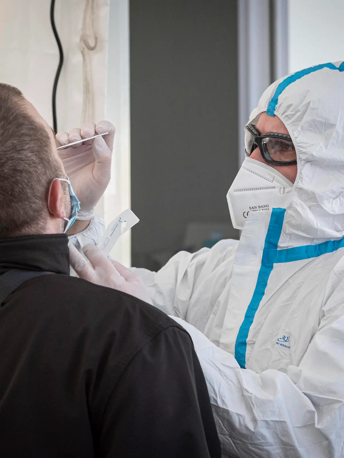  Das deutsch-französiche Corona Testzentrum hat am Dienstag 02.03.2021 an der Goldenen Bremm in Saarbrücken direkt an der Grenze zu Frankreich seinen Betrieb aufgenommen. Auf rund 1500 Quadratmetern Grundfläche können in zwei Testlinien ca. 120 Corona Antigen Schnelltest s pro Stunde durchgeführt werden. Seit heute benötigen Grenzpendler für den Übertritt einen negativen Coronatest, der nicht älter als 48 Stunden sein darf. *** The German-French Corona Test Centre opened on Tuesday 02 03 2021 at the Golden Bremm in Saarbrücken, directly on the border to France Approximately 120 Corona antigen rapid tests per hour can be carried out on a floor area of around 1500 square metres in two test lines As of today, border commuters require bub