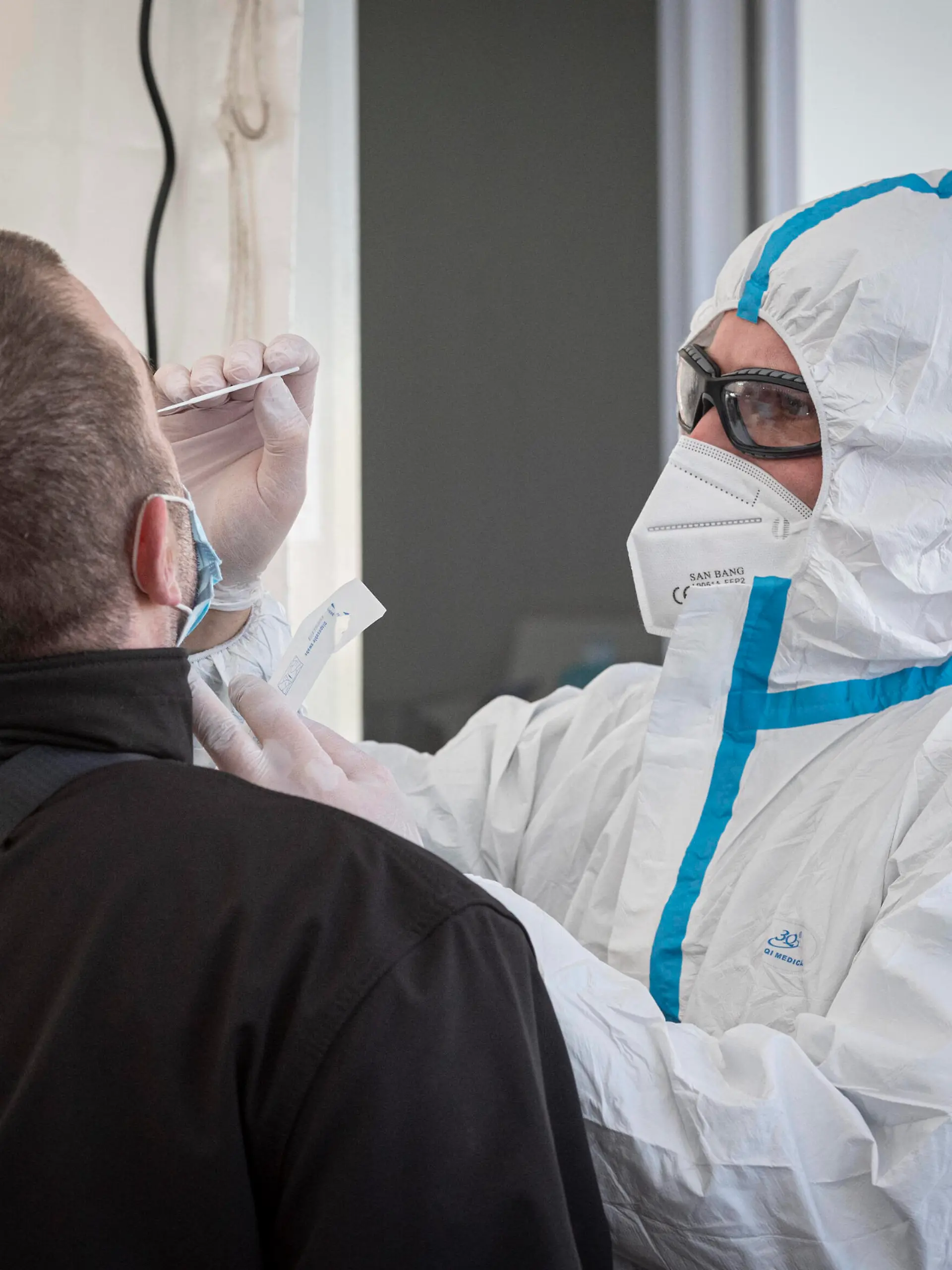  Das deutsch-französiche Corona Testzentrum hat am Dienstag 02.03.2021 an der Goldenen Bremm in Saarbrücken direkt an der Grenze zu Frankreich seinen Betrieb aufgenommen. Auf rund 1500 Quadratmetern Grundfläche können in zwei Testlinien ca. 120 Corona Antigen Schnelltest s pro Stunde durchgeführt werden. Seit heute benötigen Grenzpendler für den Übertritt einen negativen Coronatest, der nicht älter als 48 Stunden sein darf. *** The German-French Corona Test Centre opened on Tuesday 02 03 2021 at the Golden Bremm in Saarbrücken, directly on the border to France Approximately 120 Corona antigen rapid tests per hour can be carried out on a floor area of around 1500 square metres in two test lines As of today, border commuters require bub