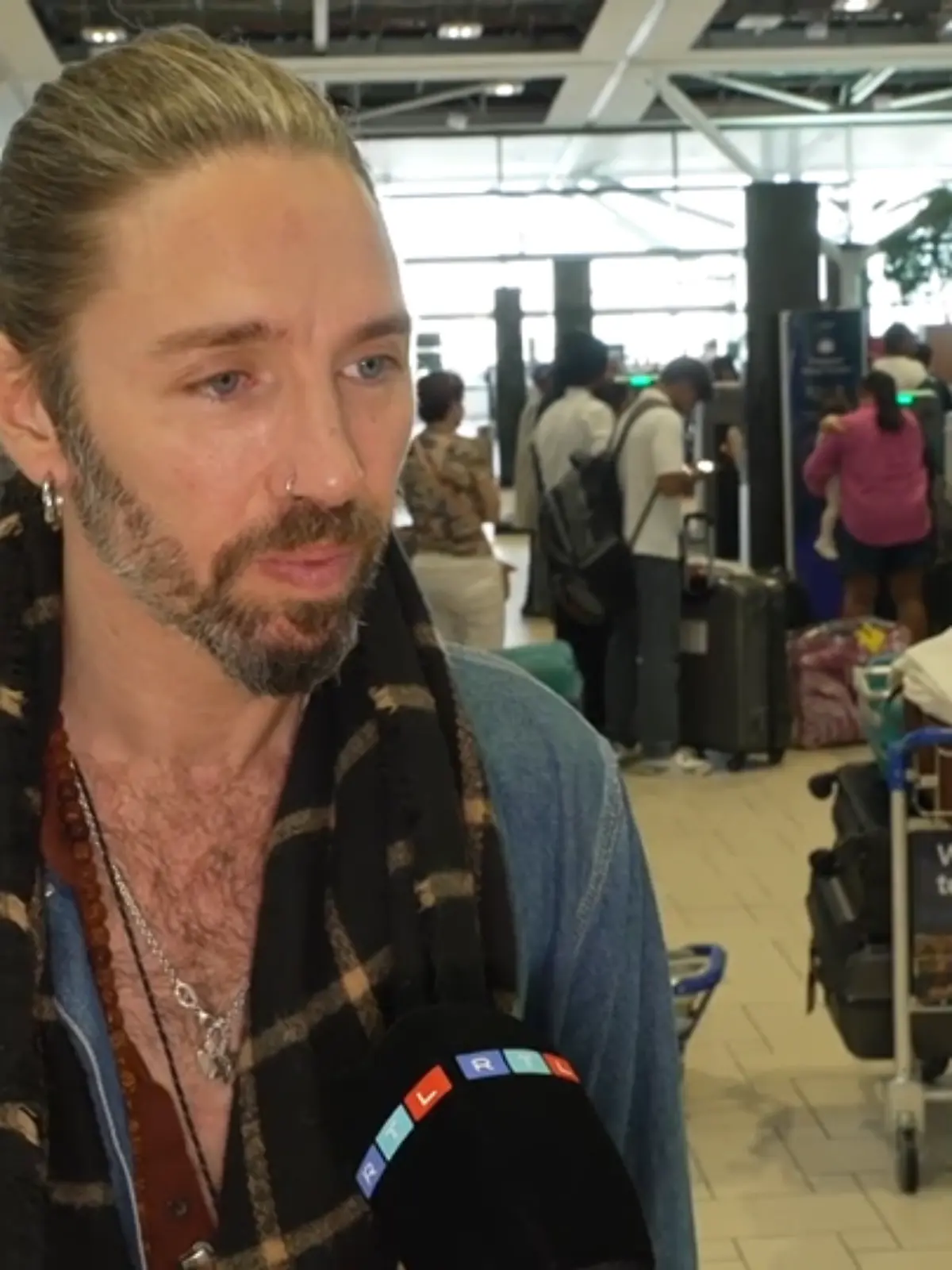 Kurz vor seinem Ablug, schießt Gil Ofarim gegen Ariel