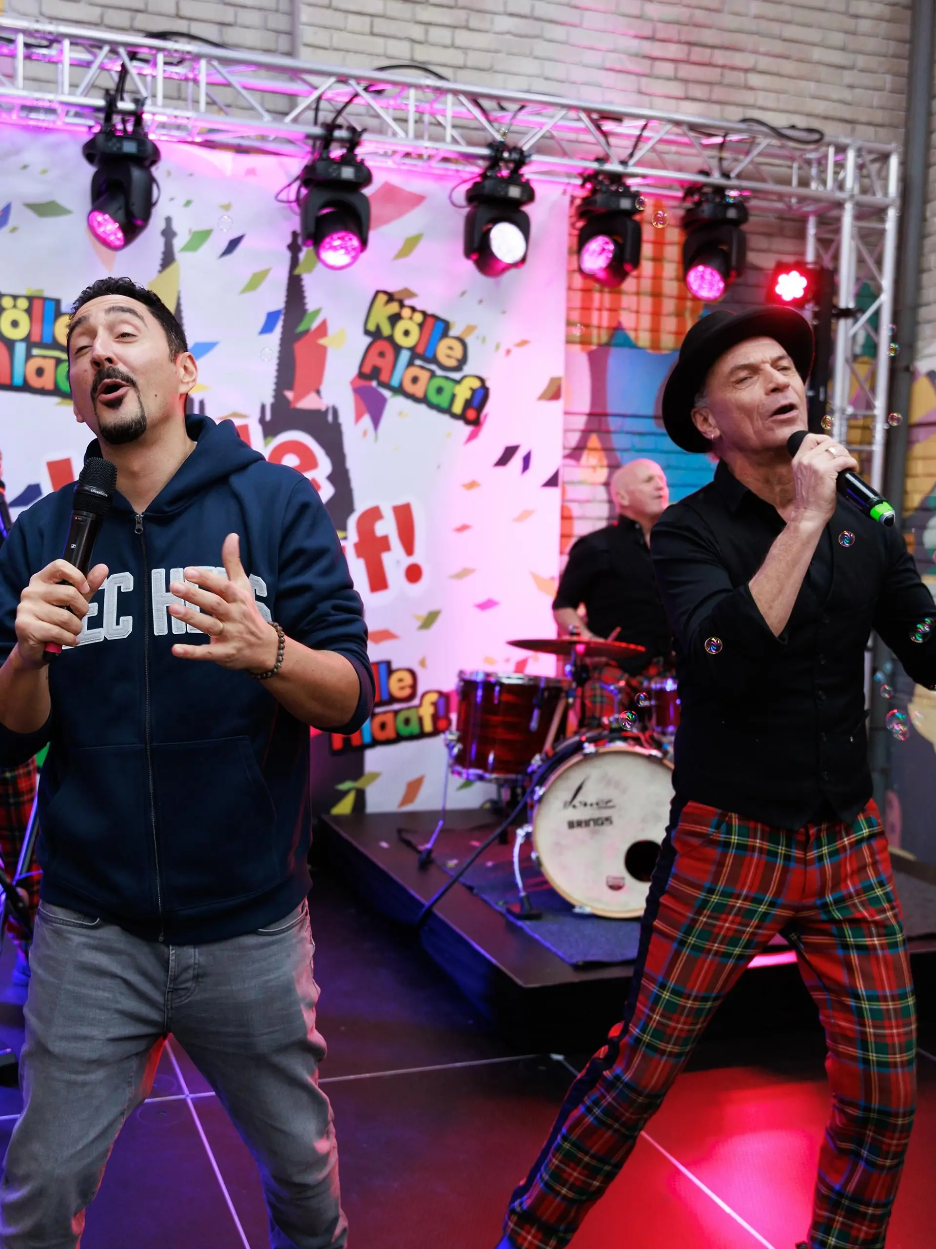 Als musikalischer Höhepunkt eines spannenden Kostümwettbewerbs an Weiberfastnacht sorgen der kölsche Rapper Eco Fresh und die Kult-Band Brings vor dem Schillerallee-Publikum für Stimmung!