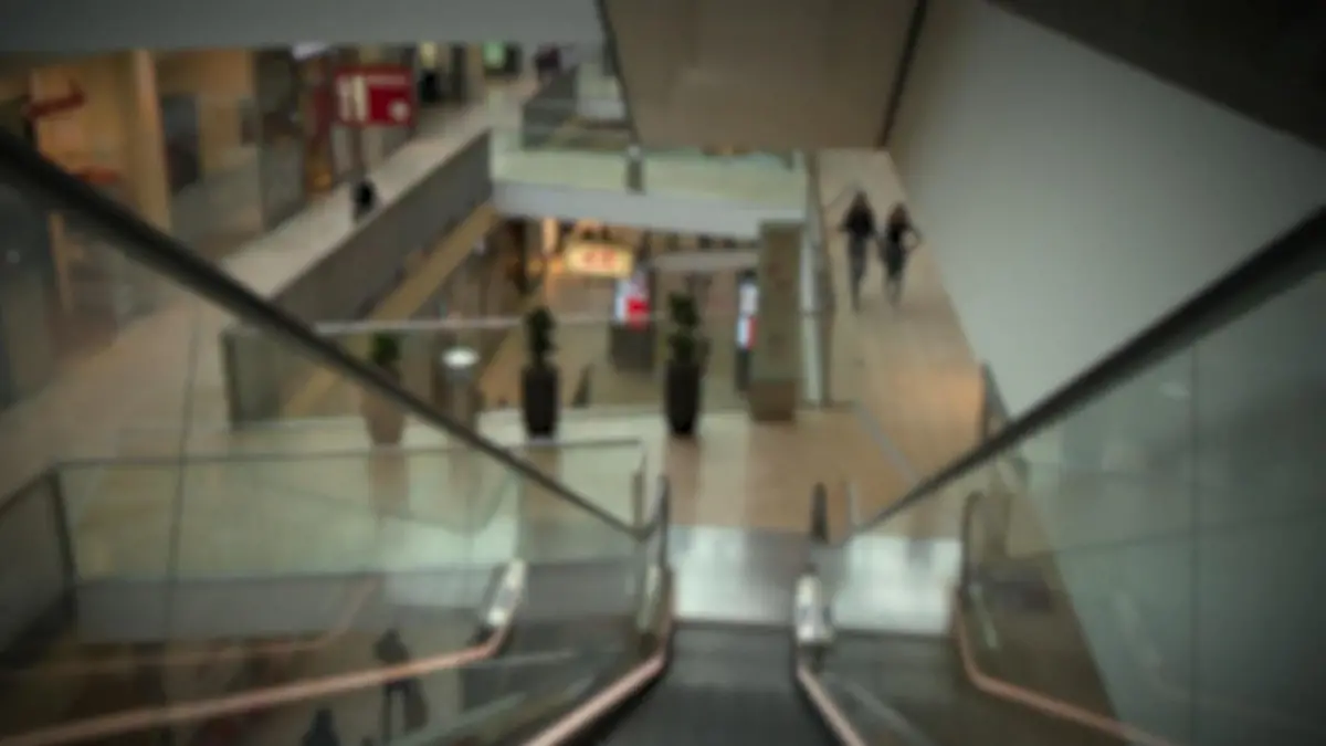 Frau (43) bricht in Rollteppe ein und wird schwer verletzt Horror-Unfall in Dresden