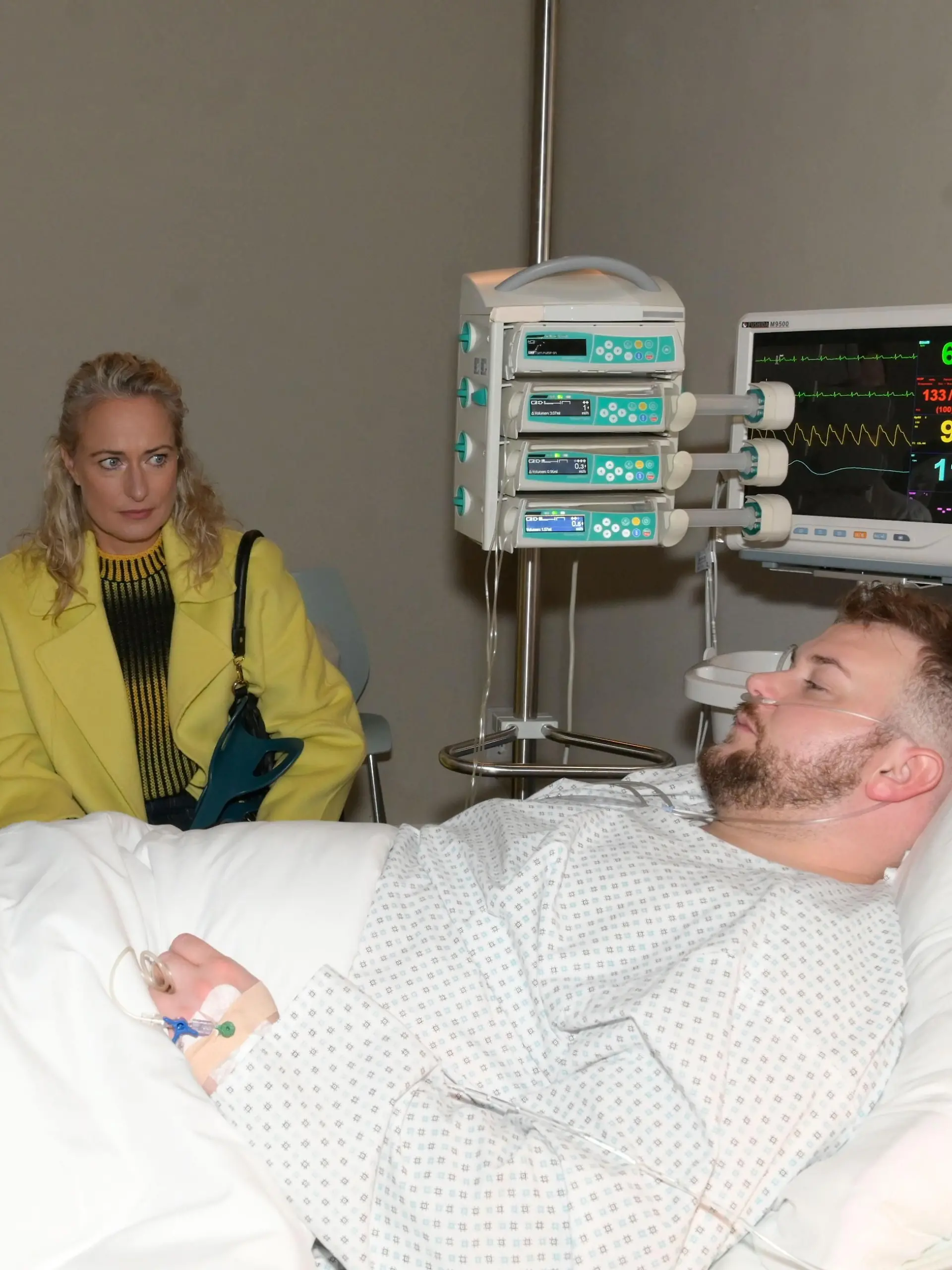 Lilly (Iris Mareike Steen, l.) macht sich Vorwürfe, den Ernst der Lage nicht erkannt zu haben. In der Mitte Maren (Eva Mona Rodekirchen), rechts Jonas (Felix van Deventer) 