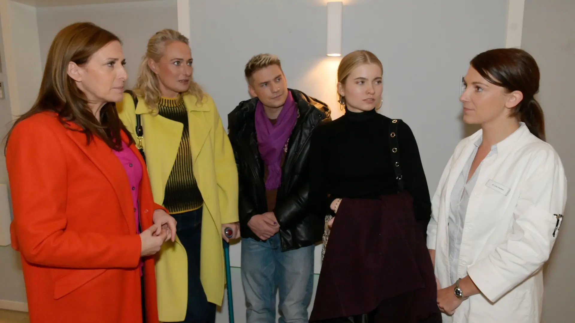 Katrin (Ulrike Frank, l.), Maren (Eva Mona Rodekirchen, 2.v.l.), Moritz (Lennart Borchert), Johanna (Charlott Reschke, 2.v.r.) und Lilly (Iris Mareike Steen) machen sich große Sorgen.