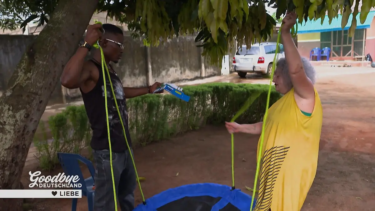 Schaukel-Aufbau für Ugos Familie in Nigeria Susann packt mit an