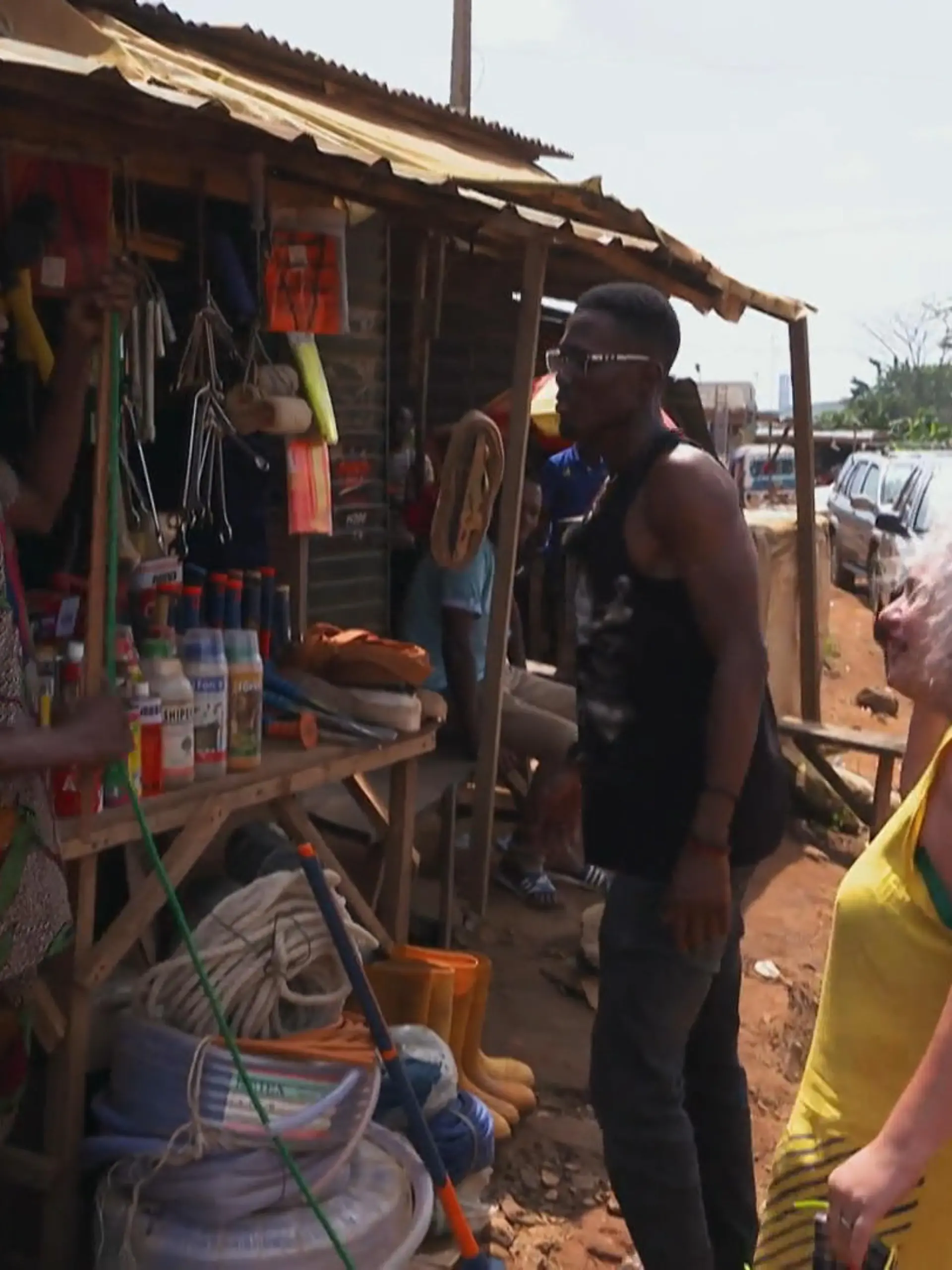 Bild zu: "Ugo und Susann auf Einkaufstour in Nigeria"
