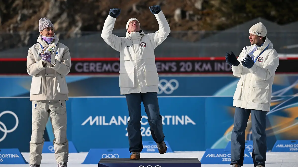 Johan-Olav Botn (m) denkt bei seinem größten Erfolg an seinen gestorbenen Teamkollegn Sivert Bakken.