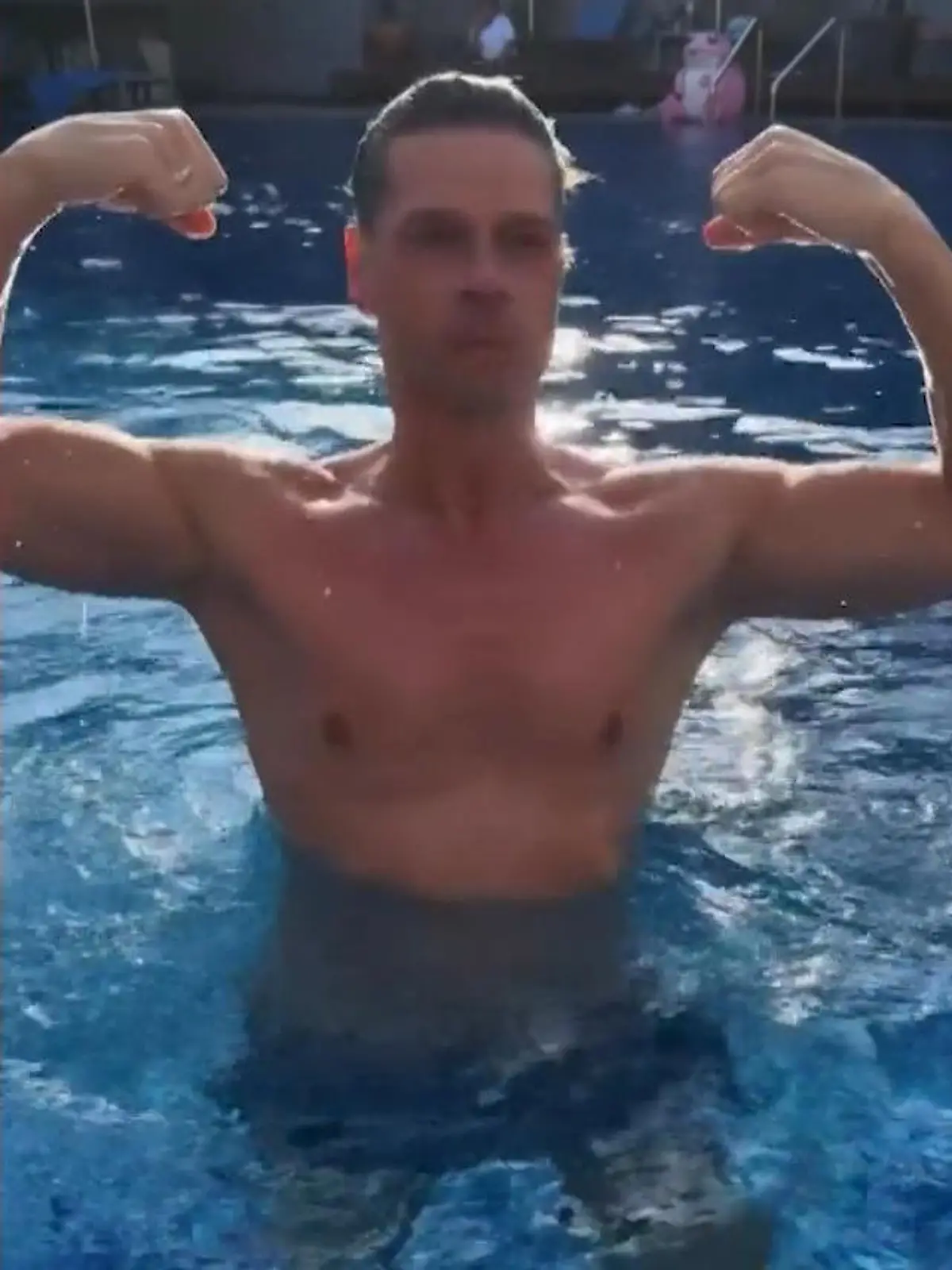 Bild zu: "Wiederholt er die Nacktbadeaktion? Stephen Dürr hat auf der Rückreise ein Pool-blem"