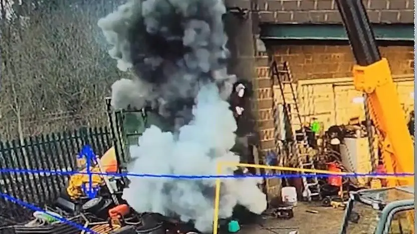 England-Arbeiter-ger-t-mitten-in-Explosion-nur-wenige-Zentimeter-retten-sein-Leben-