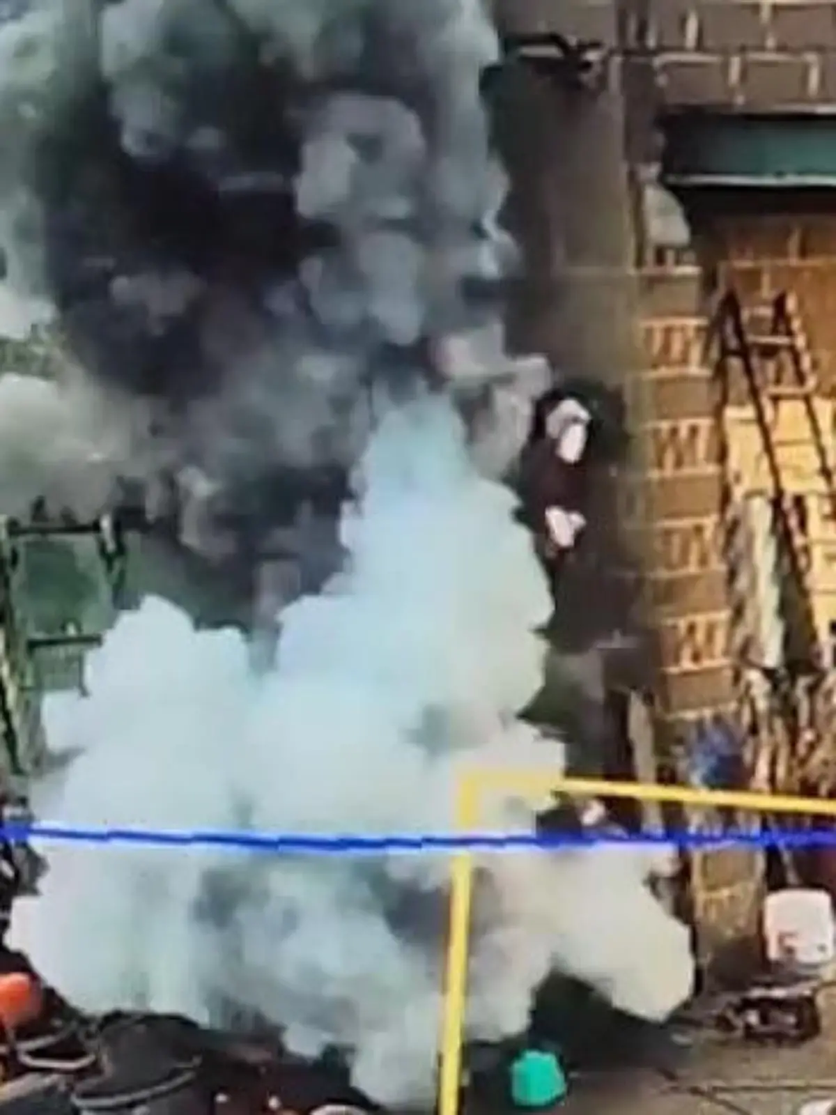 Bild zu: "Arbeiter gerät mitten in Explosion – nur wenige Zentimeter retten sein Leben!"