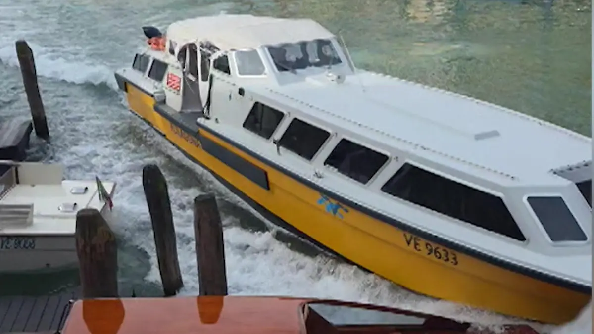 Chaos auf dem Canal Grande! Fähre gerät an der Rialtobrücke völlig außer Kontrolle Schiffsunfall in Venedig
